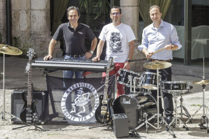 Lucio Ubierna, Joaquín García y Pablo Abad, de i. a d., con los instrumentos comprados, junto a la sede de la Escuela Municipal de Música.-Santi Otero