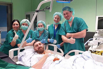 Gailius posa con el equipo médico que le operó ayer en Lituania.-SPB