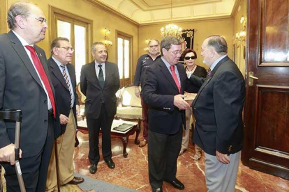 Los cronistas charlan con César Rico, quien agradeció que hayan elegido Burgos para su nueva cita nacional.-R. O.