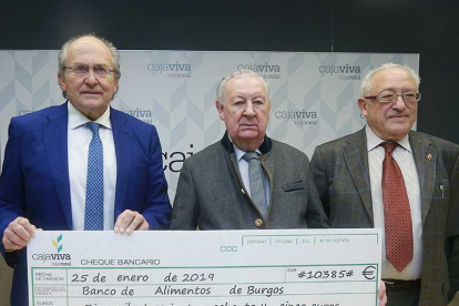 Jesús Martínez, Pedro García y Miguel Ángel López sostienen el cheque el cheque con el importe recaudado.-RAÚL G. OCHOA