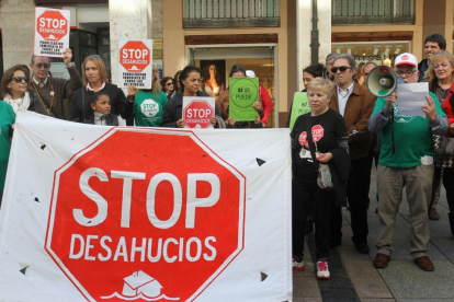 La PAH se concentra delante de la sede del PP en Palencia para evitar que se derogue la Ley 24/2015.-ICAL