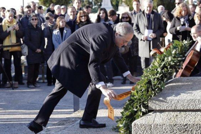 Torra realiza una ofrenda floral en la tumba de Francesc Macià durante el tradicional acto de homenaje al ’expresident’ de la Generalitat el día de Navidad.-EFE / ANDREU DALMAU