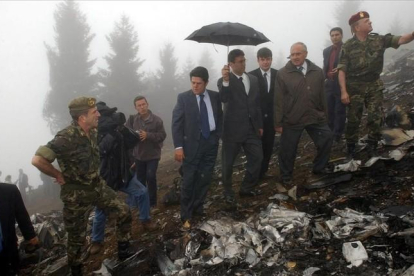 El entonces ministro de Defensa, Federico Trillo, visita el lugar del accidente del Yak-42, en Trebisonda (Turquía).-EFE / CHEMA MOYA