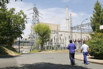 Dos trabajadores en las inmediaciones de la central nuclear de Santa María de Garoña.-ISRAEL L. MURILLO