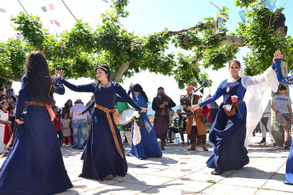 La localidad vuelve este fin de semana al medievo, entre danzas, juegos, música y danzas que hoy, como ayer, amenizarán todos los rincones de la villa serrana.-R. F.