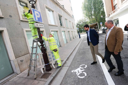 Los concejales David Jurado y Adolfo Díez visitaron la calle Condestable, donde se han colocado nuevas señales en el aparcamiento para motos. SANTI OTERO