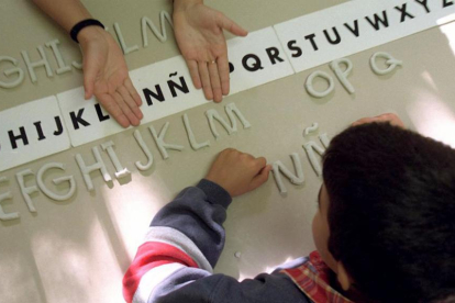 Un alumno disléxico forma letras con plastilina.-Bernabé Cordón