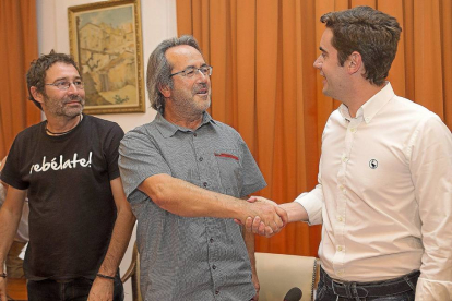 Francisco Guarido saluda a Antidio Fagúndez, en la presentación del acuerdo.-Ical