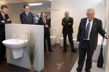 Javier Lacalle, Miguel Ángel Benavente con representantes de Cerámicas Gala durante la inauguración de la  exposición.-Ical