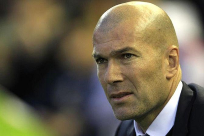 Zidane durante el Valencia-Madrid en Mestalla.-AP / ALBERTO SAIZ