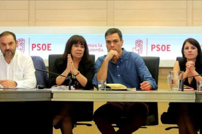 Pedro Sánchez y sus principales colaboradores, este lunes en la sede del PSOE.-JUAN MANUEL PRATS