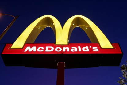 El logo de uno de los restaurantes McDonalds, en Chicago.-JEFF ROBERSON / AP