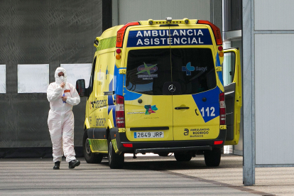Imagen de un sanitario y una ambulancia en Urgencias del HUBU. TOMÁS ALONSO