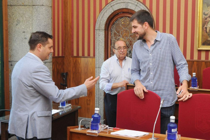 Daniel de la Rosa, David Jurado y Antonio Fernández Santos, en un momento de un Pleno municipal.-ISRAEL L. MURILLO