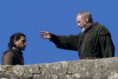 Los actores Kit Harington, como Jon Nieve,  y Liam Cunningham, Lord Davos Seaworth  en el rodaje de 'Juego de tronos' en San Juan de Gaztelugatxe.-Inaki Andres