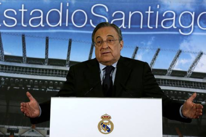 El presidente del Madrid, Florentino Pérez, en el palco del Santiago Bernabéu.-Foto: DAVID CASTRO