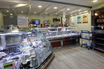 La tienda de Santa Clara es la única que abre los fines de semana y además cuenta con un asador de pollos, todos de origen burgalés.-RAÚL G. OCHOA