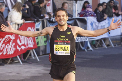 Fran España atraviesa la línea de meta en primera posición-Santi Otero
