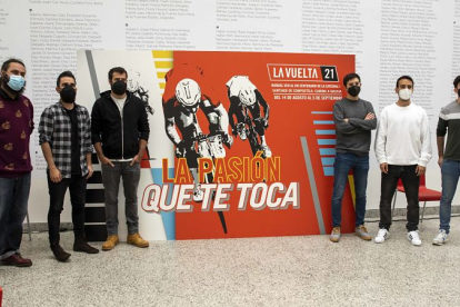 Los siete componentes del grupo La MODA en la presentación canción de La Vuelta 2021.