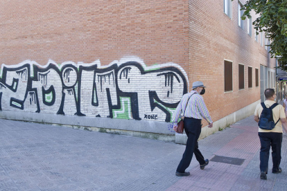Martínez-Acitores plantea que el Ayuntamiento asuma de oficio la limpieza de cualquier pintada. ISRAEL L. MURILLO