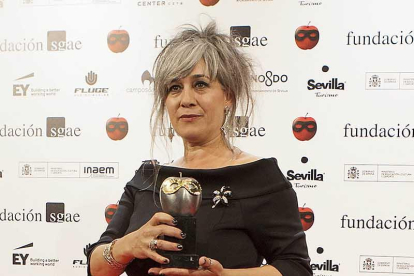 Elisa Sanz, durante el posado en la alfombra roja sevillana tras ganar el Premio Max.-J.A. DE LAMADRID / FUNDACIÓN SGAE
