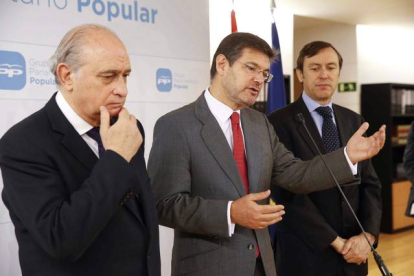 Fernández Díaz, Rafael Catalá y Rafael Hernando.-Foto: PACO CAMPOS/ EFE