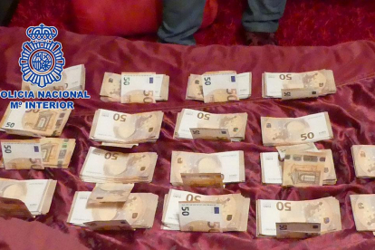 Dinero en metálico incautado a los detenidos por la Policía.-ECB