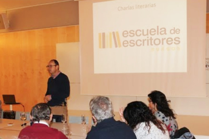 Imagen de una reunión de la Escuela de Escritores de Burgos. ECB