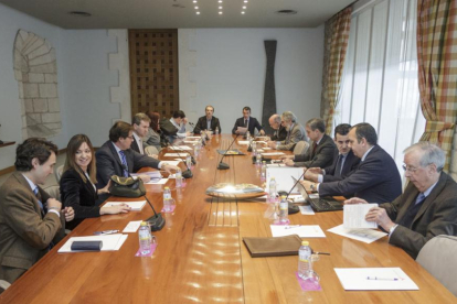 Un momento, ayer, de la reunión de los miembros del consorcio del polígono de Villalonquéjar.-SANTI OTERO