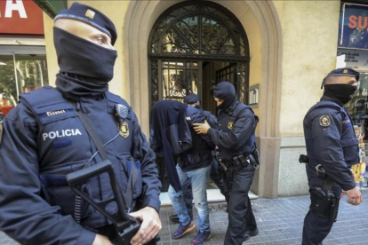 Imágenes de archivo de una operación policial contra el terrorismo yihadista en Barcelona.-DANNY CAMINAL