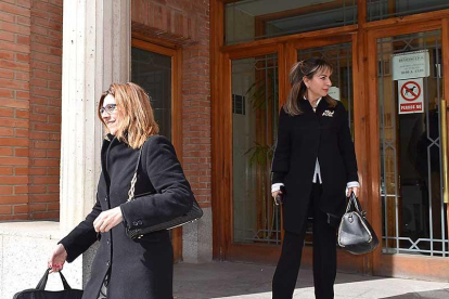 Raquel González y Azucena Esteban a su salida de los juzgados en 2017. L. V.