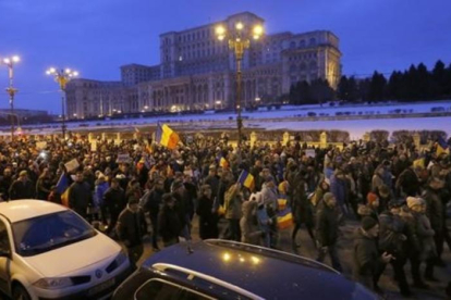 Miles de personas han salido a las calles para protestar contra el decreto que despenaliza la corrupción.-EFE / ROBERT GHEMENT