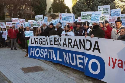 Los vecinos desafiaron el frío por la sanidad antes de que la Policía defendiese la concentración por carecer de permiso.-L.V.