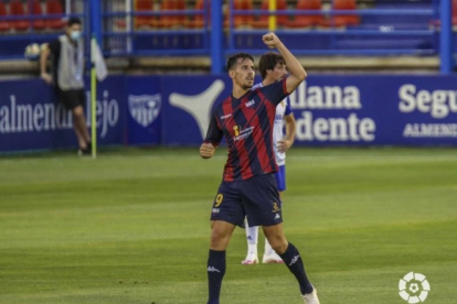 Álex Alegría celebra un gol con el Extremadura. LALIGA