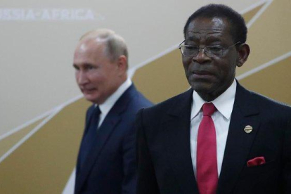 El presidente ruso, Vladímir Putin, se reúne con el dirigente de Guinea Ecuatorial, Teodoro Obiang, este jueves en el marco de la cumbre Rusia-África.-SERGEI CHIRIKOV (AFP)