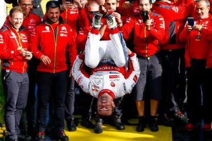Loeb, en el centro, celebra la victoria en Cataluña, tras acabar la prueba en Salou.-AFP / PAU BARRENA (AFP)