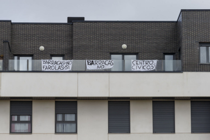 Algunos vecinos ya han colocado pancartas en sus balcones contra la instalación de las barracas en el parque. SANTI OTERO