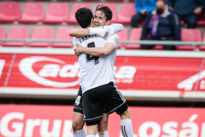 Zabaco y Elgezabal celebran el gol conseguido en Soria por el central vasco. GONZALO MONTESEGURO / ELMUNDO-H.D.SORIA