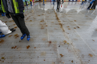 Imagen de la pista de hielo ubicada en la plaza de España. SANTI OTERO