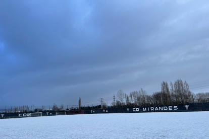 Nieve en el campo de entrenamiento del CD Mirandés.