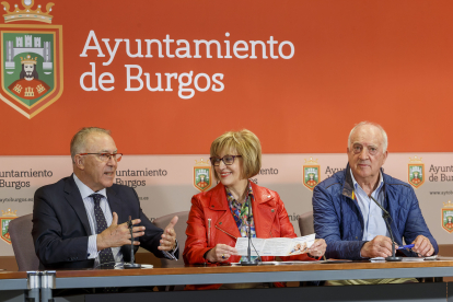 De izquierda a derecha: Santiago González (presidente de la Asociación Telefónica Mayores), Lola Ovejero (concejal Mayor del Ayuntamiento de Burgos) y Juan José Martínez (portavoz Telefonica Mayores en Burgos). 