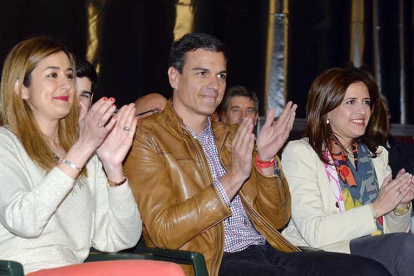 Aitana Hernando, Pedro Sánchez y Esther Peña ayer en Miranda de Ebro.-ICAL