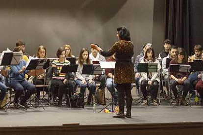 Elisenda Carrasco ensayó ayer con los profesores de Música que participan en esta iniciativa.-