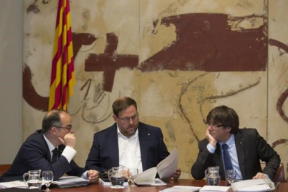El portavoz del Govern, Jordi Turull, el vicepresident Oriol Junqueras y el president, Carles Puigdemont.-ALBERT BERTAN