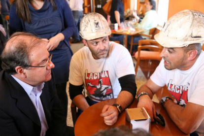 El presidente de la Junta y candidato a la reelección sentado con dos mineros en la cafetería del hotel para negociar.-Ical