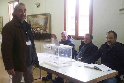 El coordinador regional de UCCL, Jesús Manuel González Palacín, deposita su voto en Melgar de Fernamental.-UCCL