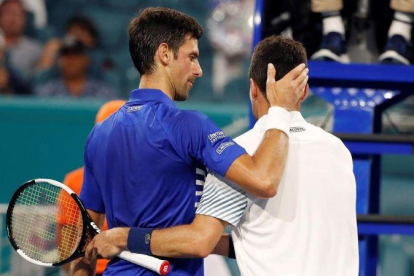El saludo final en la gran victoria de Bautista Agut sobre Djokovic.-EL PERIÓDICO