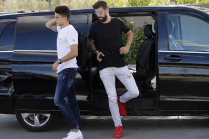 Piqué al llegar a la concentración de Las Rozas-EFE / CHEMA MOYA