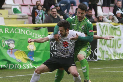 Iker Hernández protege el balón ante la presión de un jugador del Racing de Santander.-RAÚL G. OCHOA