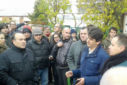 Muchos trabajadores aguardaron a recibir noticias tras la primera reunión.-ECB
